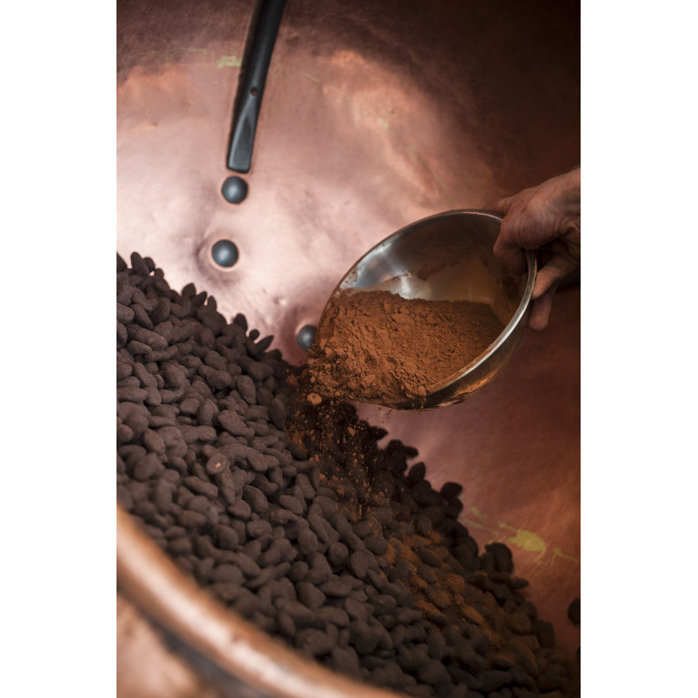 Amandes enrobées de chocolat, en cours de fabrication.