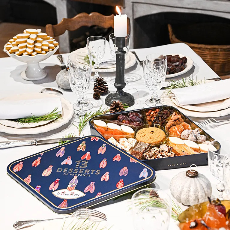 Coffret gourmand des 13 Desserts de Provence mis en scène dans une décoration chaleureuse de Noël.