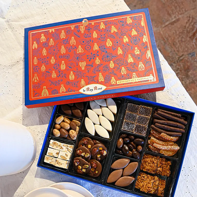 Coffret de confiseries et chocolats n°3, ouvert avec assortiment visible.